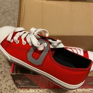 Low-top Ohio State canvas shoe!
